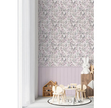 Barnrum med blommig tapet, barnmöbler och dekorativa tillbehör