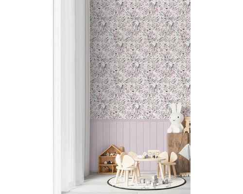 Barnrum med blommig tapet, barnmöbler och dekorativa tillbehör