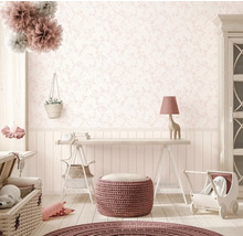 Barnrum med blommig tapet, skrivbord och leksaker