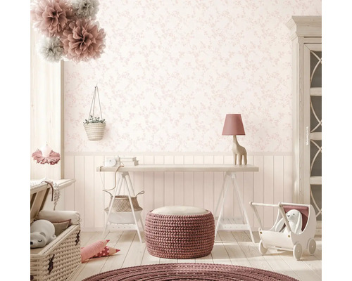 Barnrum med blommig tapet, skrivbord och leksaker