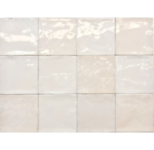 Rektangulära, ljusa plattor syns på bilden.