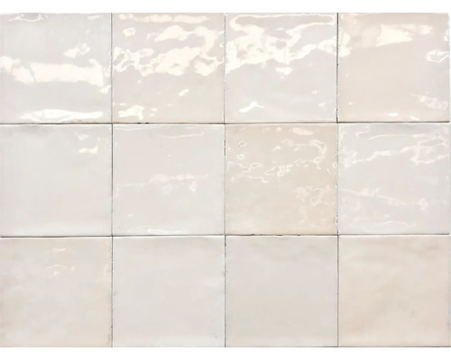 Rektangulära, ljusa plattor syns på bilden.