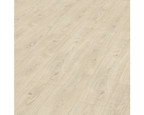 Ljust laminatgolv med träutseende.