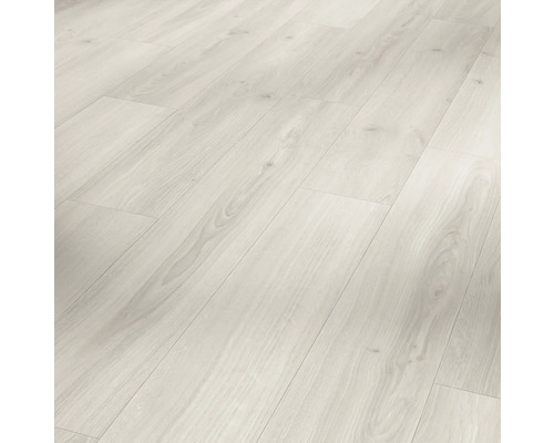 Ljust laminatgolv med trästruktur