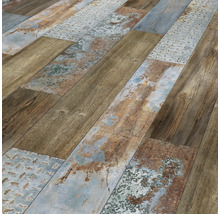 Lagt laminat med trä- och metalleffekt.