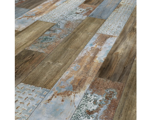 Lagt laminat med trä- och metalleffekt.