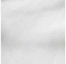 Ljust trägolv lagt inomhus.