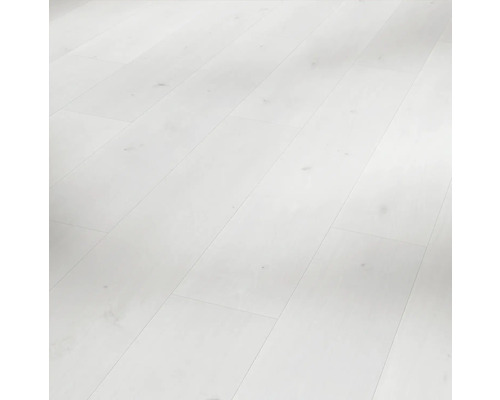 Ljust trägolv lagt inomhus.