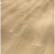 Lagt laminatgolv med träutseende