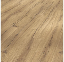 Lagt laminatgolv med träutseende.