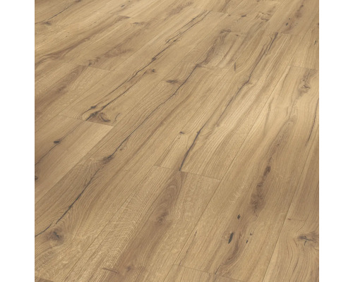 Lagt laminatgolv med träutseende.