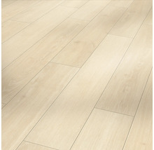 Ljust laminatgolv i fiskbensmönster