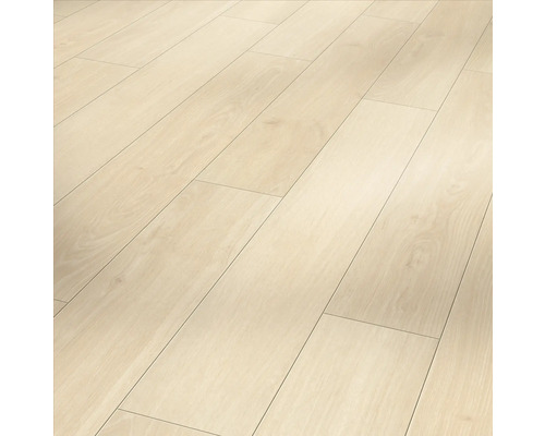 Ljust laminatgolv i fiskbensmönster