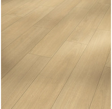 Lagt laminatgolv med träutseende.