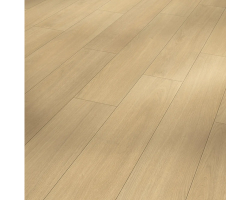 Lagt laminatgolv med träutseende.