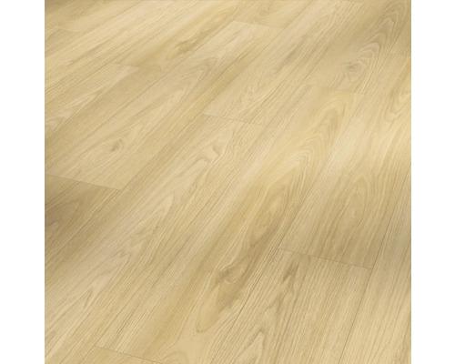 Ljust laminatgolv med trästruktur