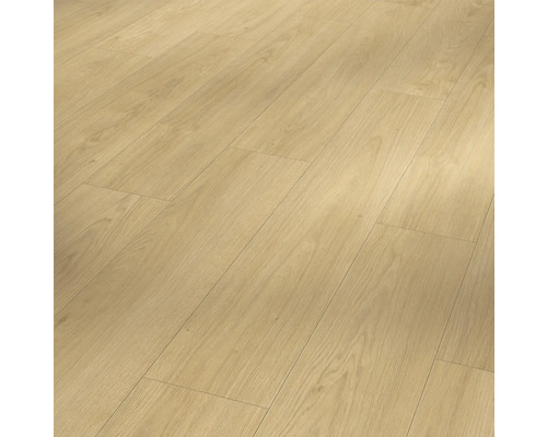 Närbild av installerat laminatgolv