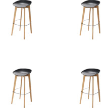 Fyra barstolar med träben och sits