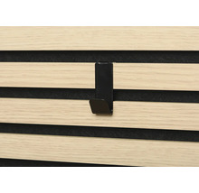 Svart krok på en träpanel