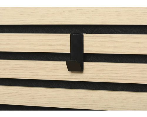 Svart krok på en träpanel