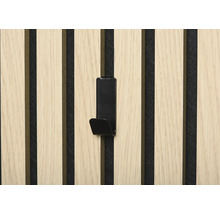 Svart metallkrok på en vägg av träpaneler