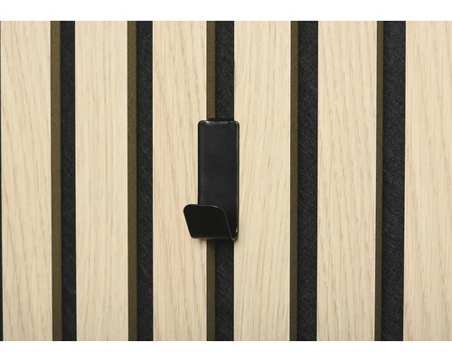 Svart metallkrok på en vägg av träpaneler