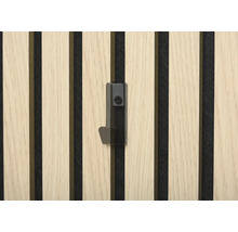 Närbild av en akustikpanel med en krok fäst på den för ljudabsorption