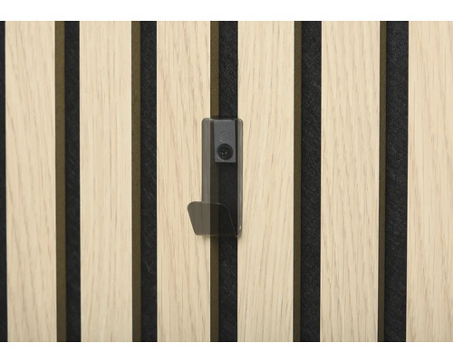 Närbild av en akustikpanel med en krok fäst på den för ljudabsorption