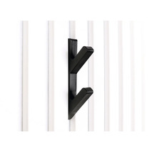 Svart klädkrok med två hängare