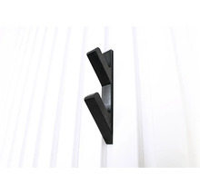 Svarta klädkrokar på en vit vägg