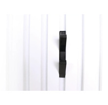 Närbild av en svart hängare på en vit dörr