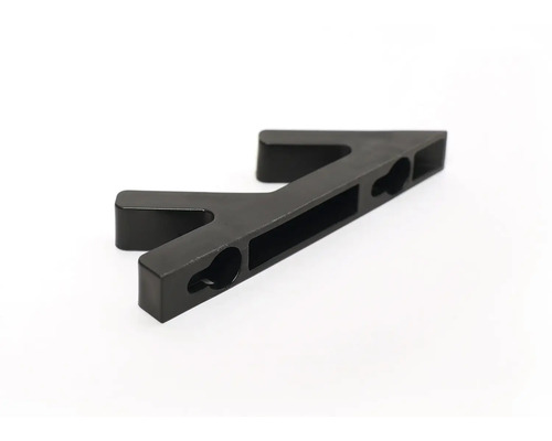 Svart plastfäste med utskärningar