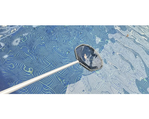 Pool med håv för rengöring