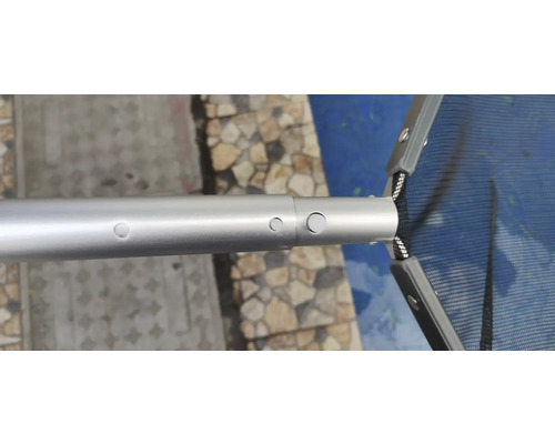 Detalj av en justerbar aluminiumram med tygklädsel