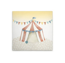 Målad cirkustält med flaggor på duk