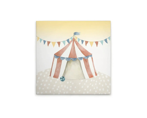 Målad cirkustält med flaggor på duk