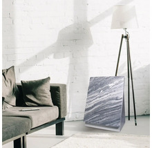 Miljö med soffa, golvlampa och infraröd värmare med stenmönster