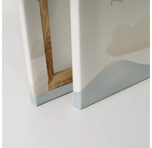 Närbild av två canvastavlor med träram