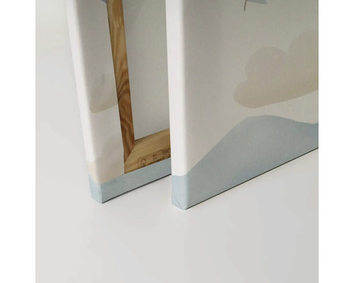 Närbild av två canvastavlor med träram