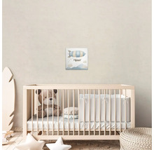 Barnrum med spjälsäng och väggmålning av ett luftskepp