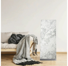 Vardagsrum med soffa, dekorativ kudde, filt och radiator med marmorlook