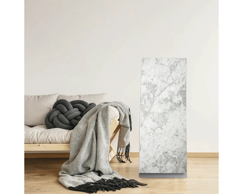 Vardagsrum med soffa, dekorativ kudde, filt och radiator med marmorlook