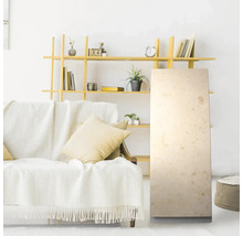 Ljust rum med soffa, hylla och spegel