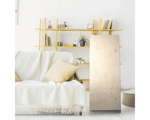 Ljust rum med soffa, hylla och spegel