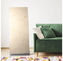 Vardagsrum med spegel, soffa och matta