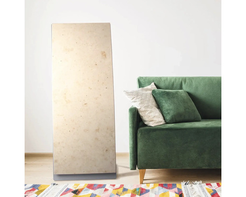 Vardagsrum med spegel, soffa och matta