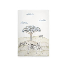 Målning med zebror, ett träd och moln