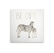 Dekorativ väggbild med zebra och unge, ovanför texten Var söt