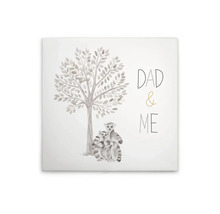 Dekorativ väggbild med träd, lemurer och texten ''Pappa och jag''.