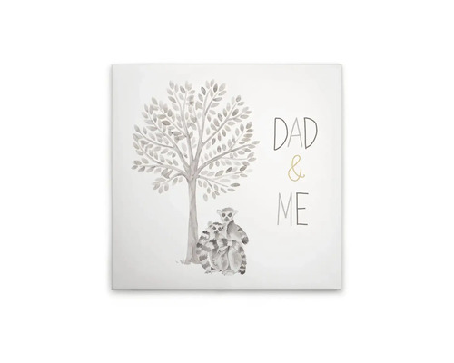 Dekorativ väggbild med träd, lemurer och texten ''Pappa och jag''.